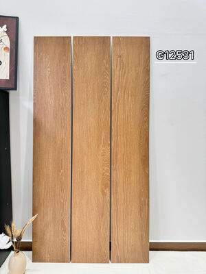 kupować Brązowe antypoślizgowe płytki podłogowe porcelanowe 200x1200mm do wnętrz na balkon i jadalnię produkcja internetowa