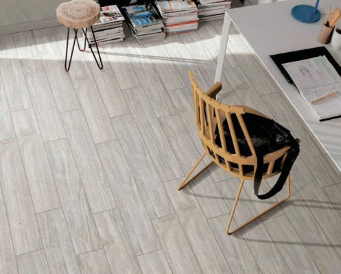 kupować Pyłoszczelna szerokość 600 mm Drewniane płytki porcelanowe Ziarno Jasnoszary 150x900 mm produkcja internetowa