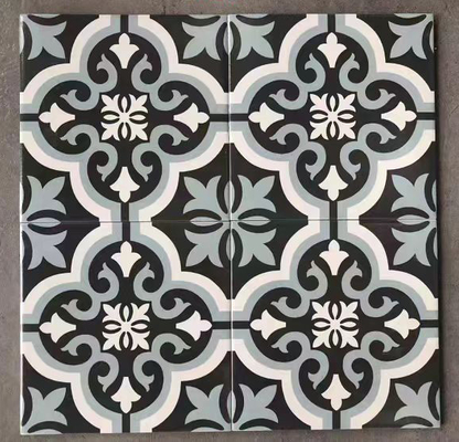 Płytki ceramiczne w salonie i płytki ścienne 200x200 mm w kuchni