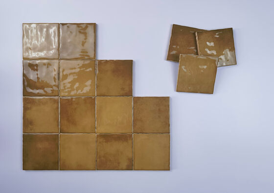 Brązowe płytki ceramiczne odporne na zarysowania o wymiarach 10x10 cm do salonu i sypialni