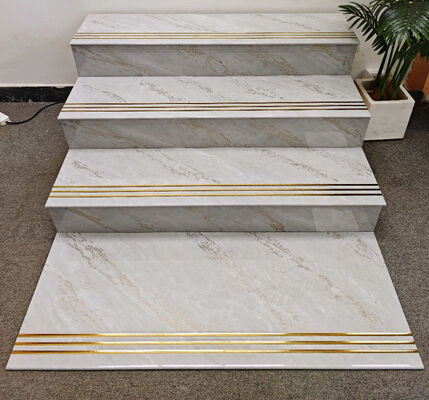 Marmurowy 470x1200mm Złoty Bullnose pełny zestaw Polerowane Szklane Ceramiczne schody dla hotelu