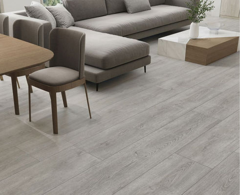 Płytki ścienne z szarego drewna o długości 150 cm, 4 szt. Szerokość 25 cm z glazurowanej porcelanowej płytki podłogowej o wyglądzie drewna