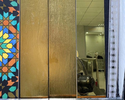 Płytki podłogowe w kolorze złotym o wymiarach 150 x 900 mm dla hotelu